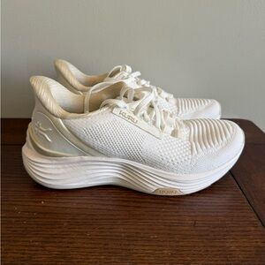 KURU Atom 2 Women's white and cream Sneakers athletic 6.5
